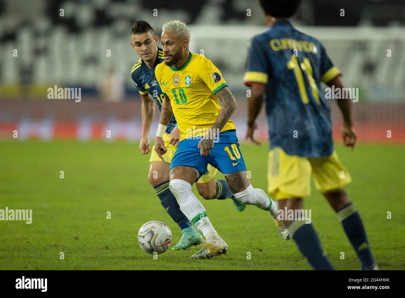 Rio de Janeiro, Brasile. 23 giugno 2021; Stadio Nilton Santos, Rio de Janeiro, Brasile; Copa America, Brasile contro Colombia; Neymar del Brasile e Rafael Santos Borré della Colombia Credit: Action Plus Sports Images/Alamy Live News Foto Stock