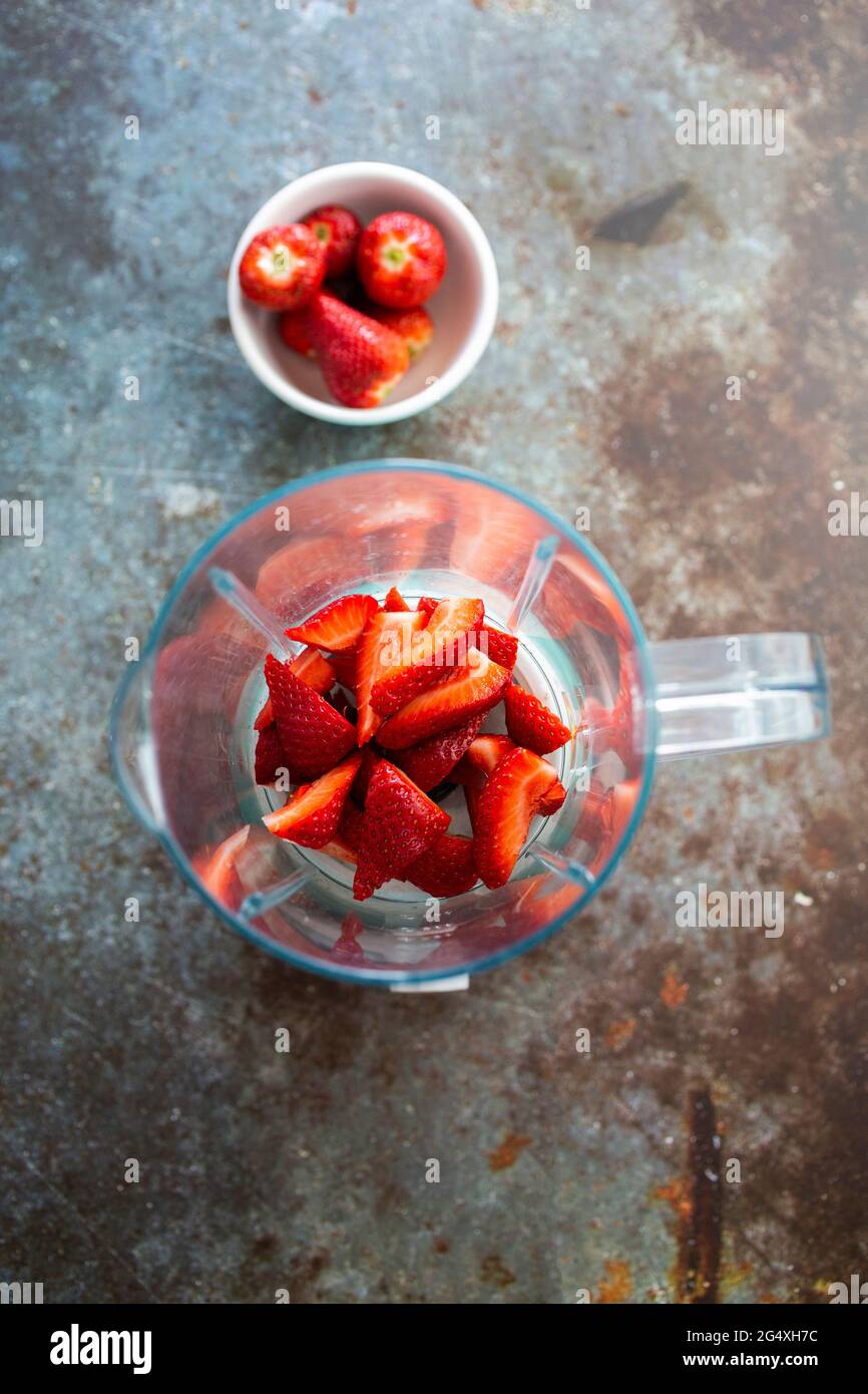Fragole tritate nel frullatore Foto Stock