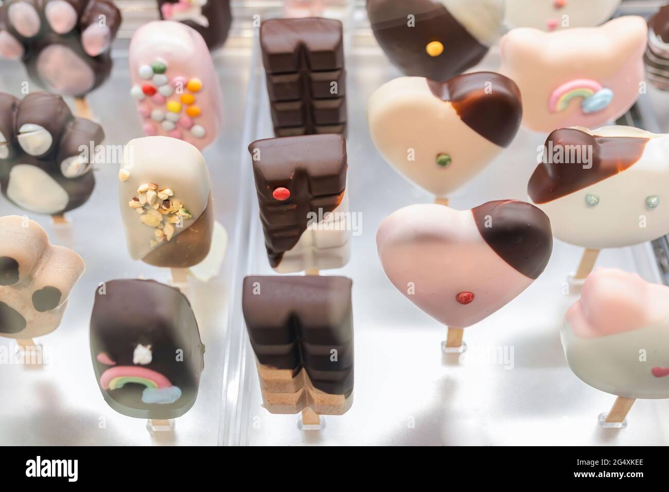 Varietà di gelato esposte in negozio Foto Stock