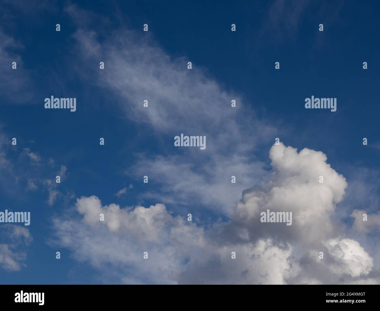 Nuvole bianche in un cielo blu Foto Stock
