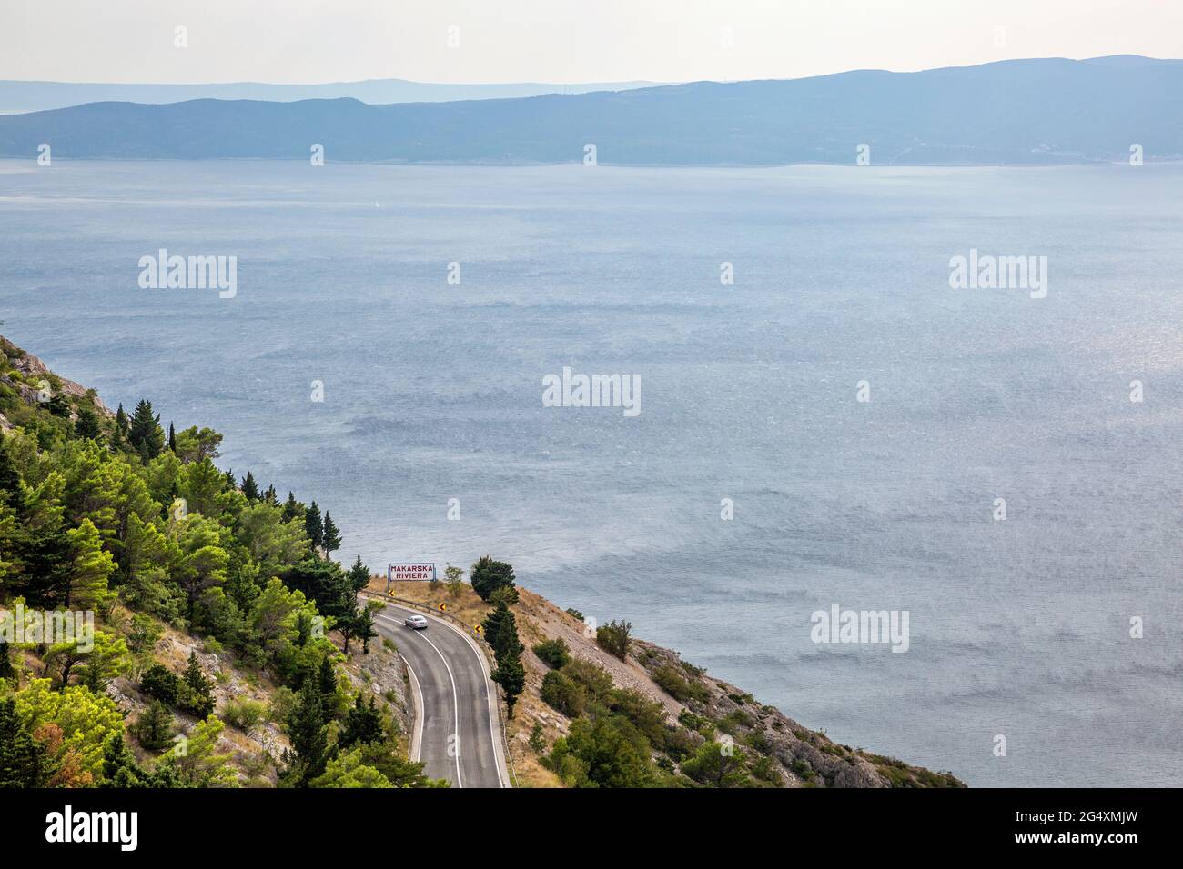 Baia della Riviera di Makarska con autostrada costiera in primo piano Foto Stock