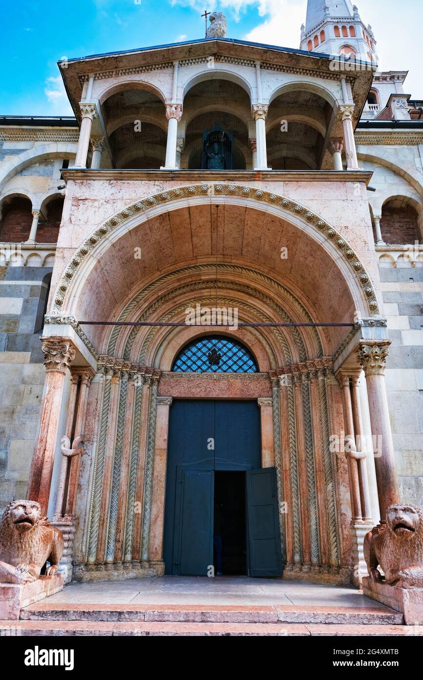 Ingresso porta Regia del Duomo di Modena Italia Foto Stock