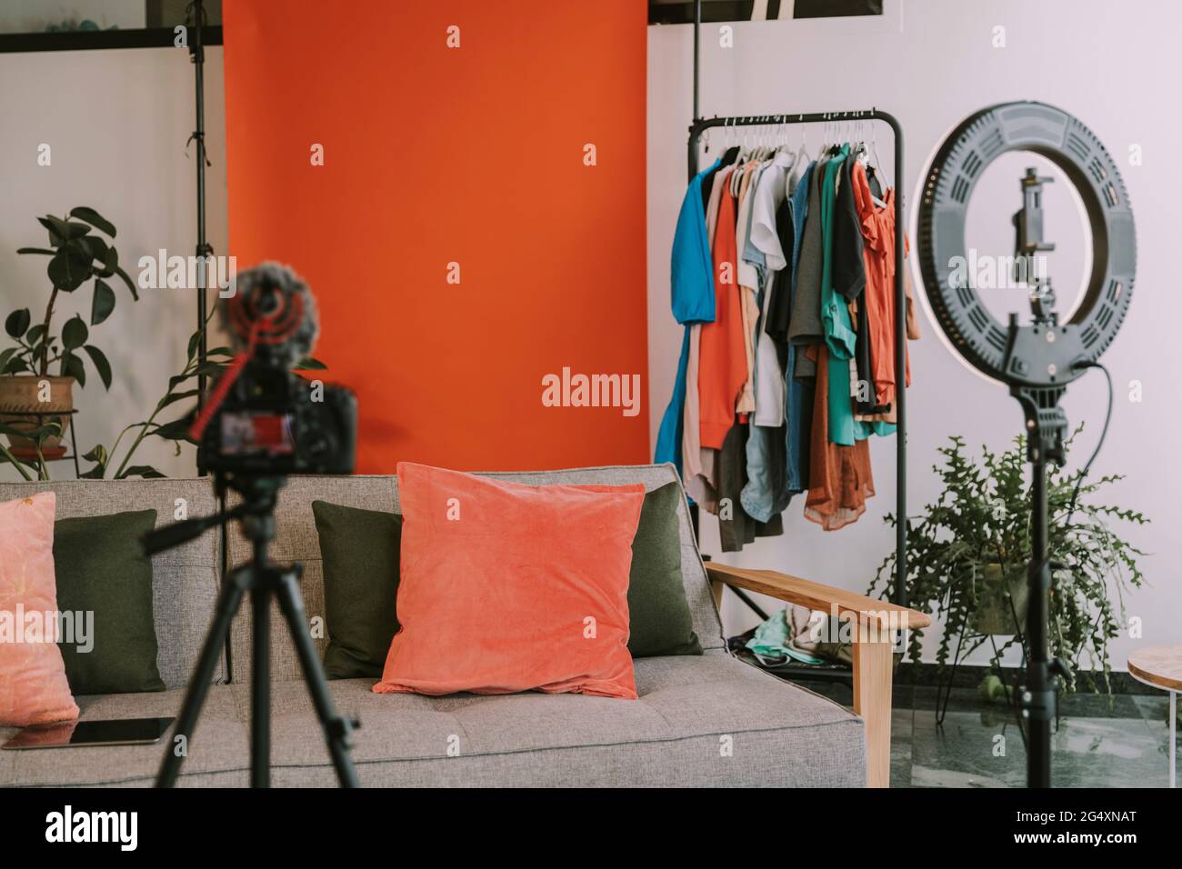 Illuminatore anulare e telecamera presso l'officina di abbigliamento in soggiorno Foto Stock