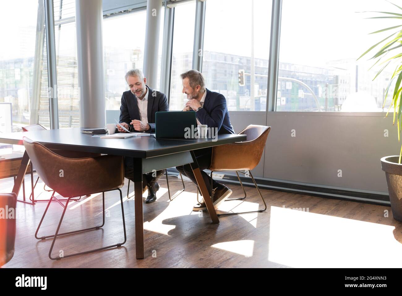 Uomini d'affari maturi che lavorano alla scrivania in ufficio Foto Stock