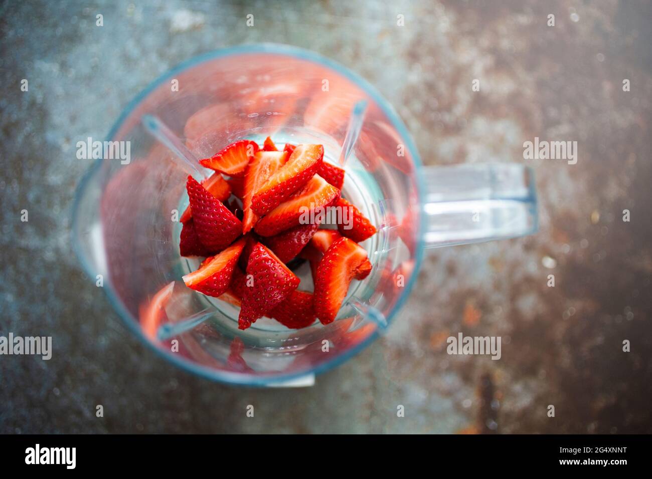 Fragole tritate nel frullatore Foto Stock