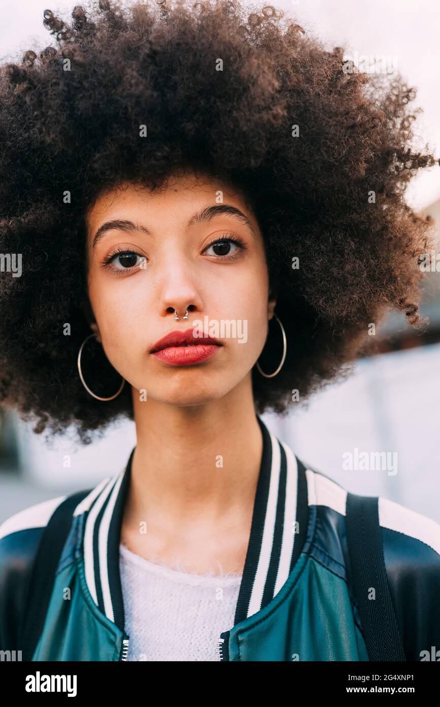 Giovane donna afro capelli fissando con l'espressione vuota Foto Stock
