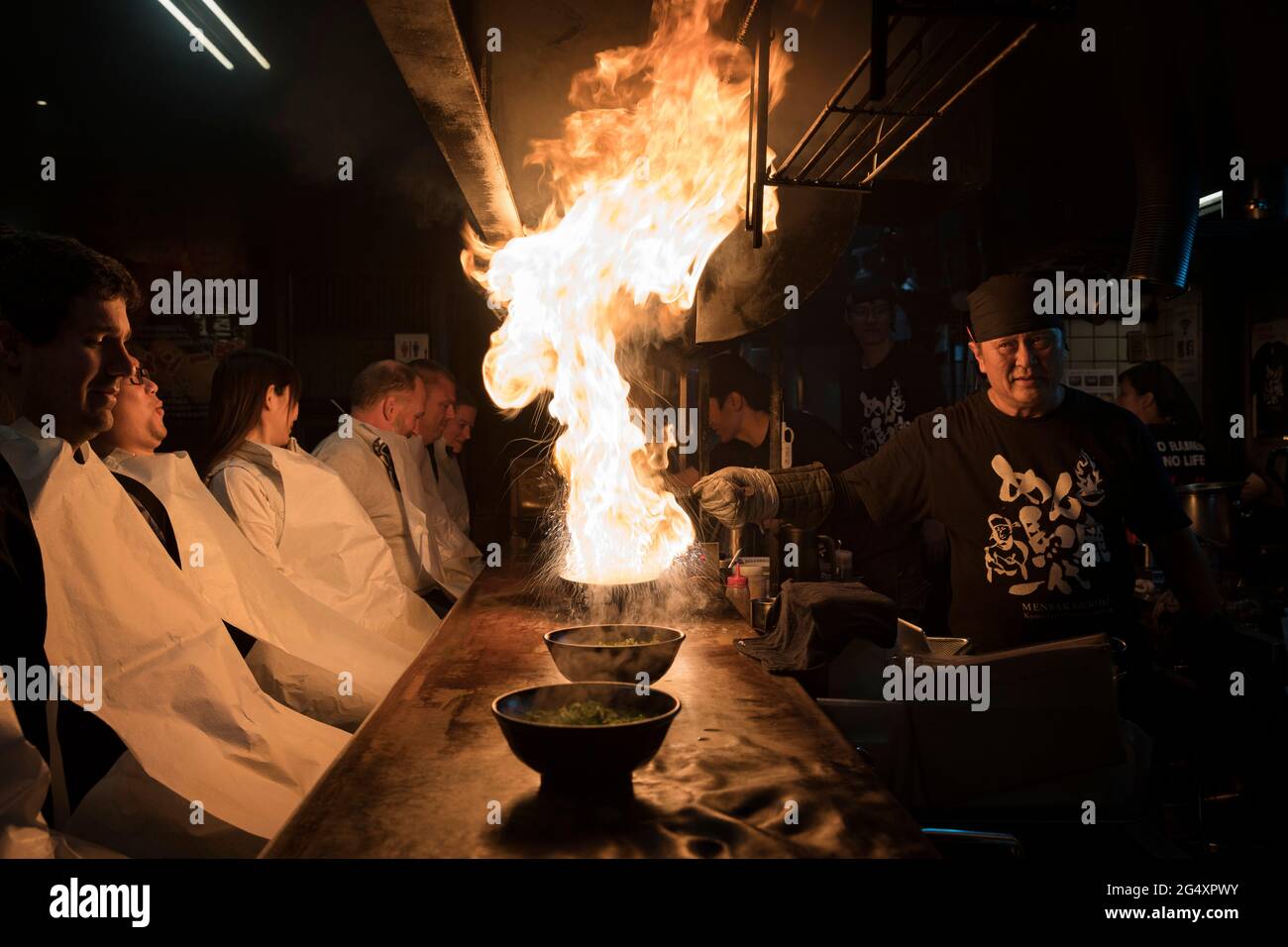Il ramen del fuoco è servito in un ristorante a Kyoto, Giappone Foto Stock