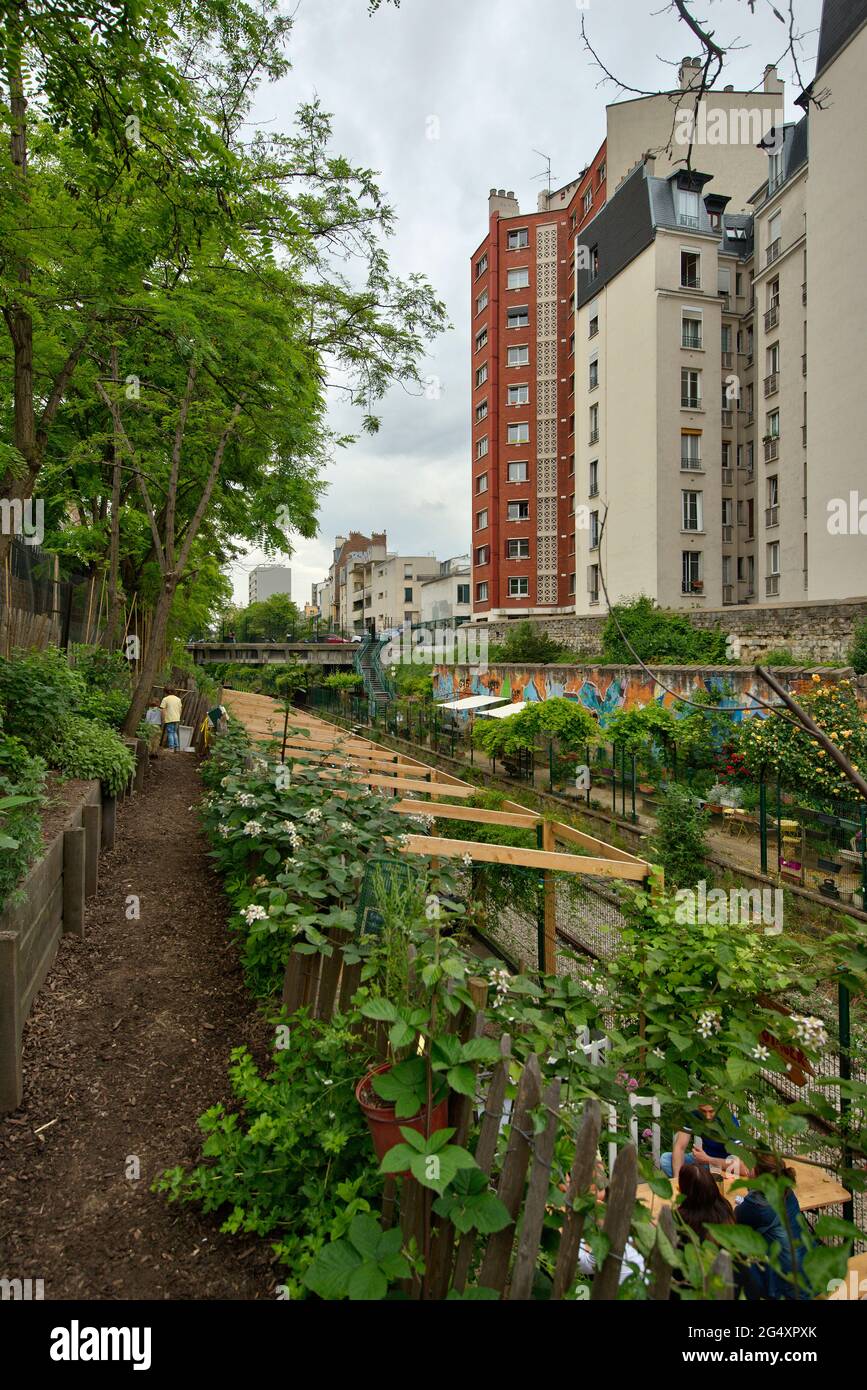 FRANCIA, PARIGI (75018), BOULEVARD ORNANO, LA RECYCLERIE (EX STAZIONE DELLA PICCOLA CINTURA TRASFORMATA IN LUOGO ALTERNATIVO, RESTAURO, OFFICINA, Foto Stock