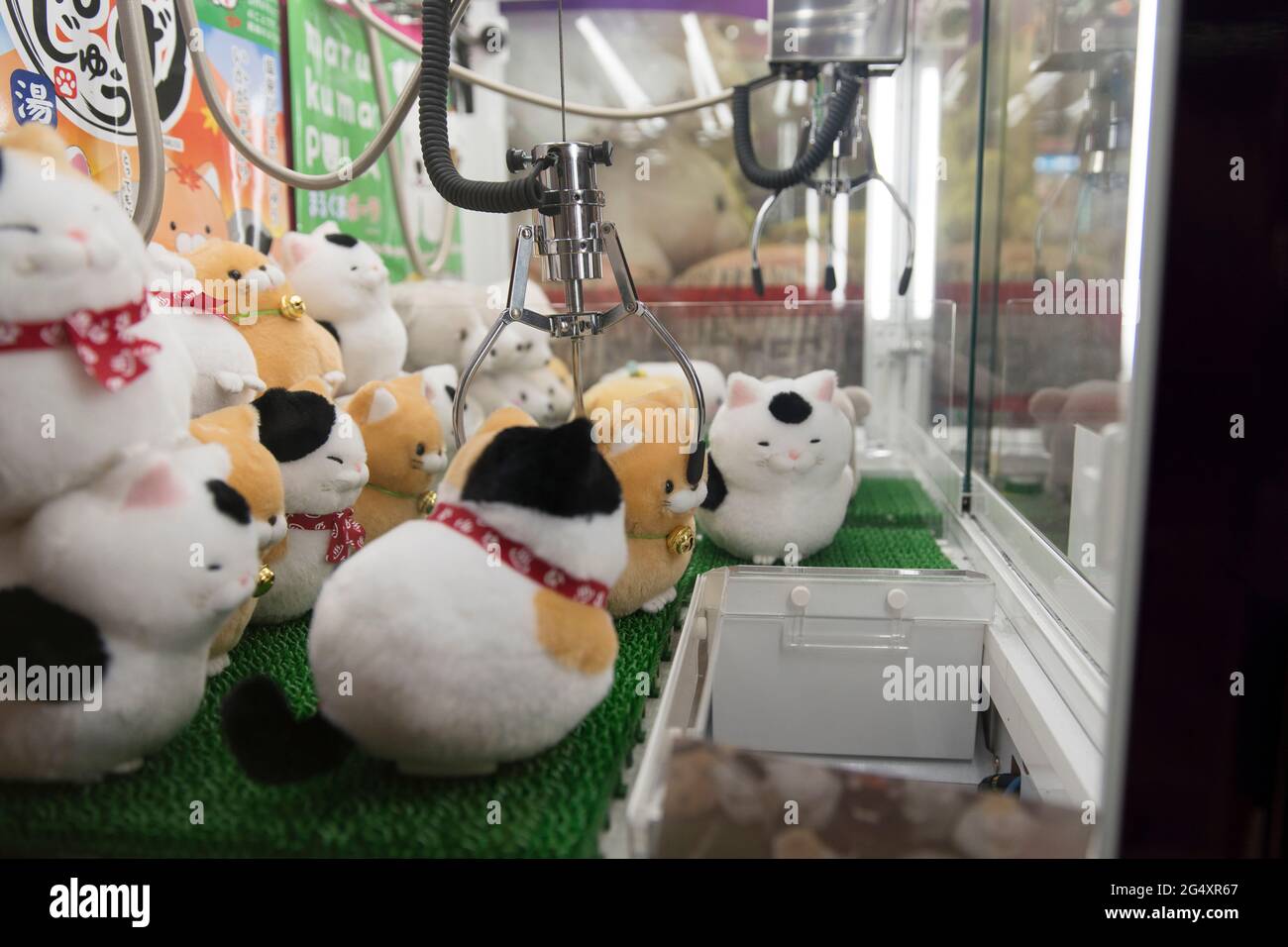 Premi giocattolo in una macchina UFO/gru a Tokyo, Giappone Foto Stock