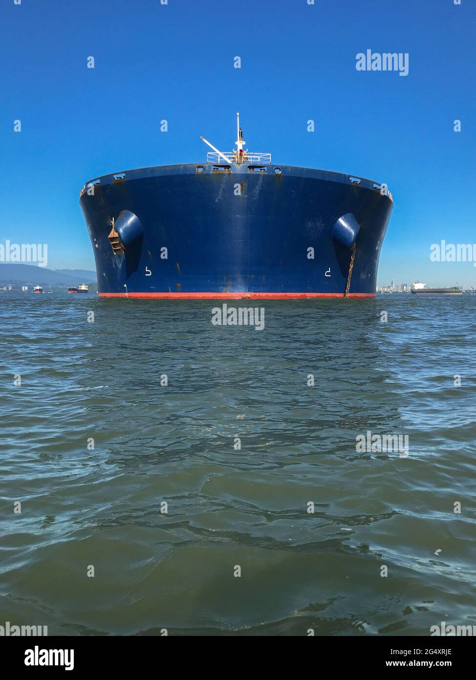 Nave da carico in corrispondenza della prua di ancoraggio Foto Stock