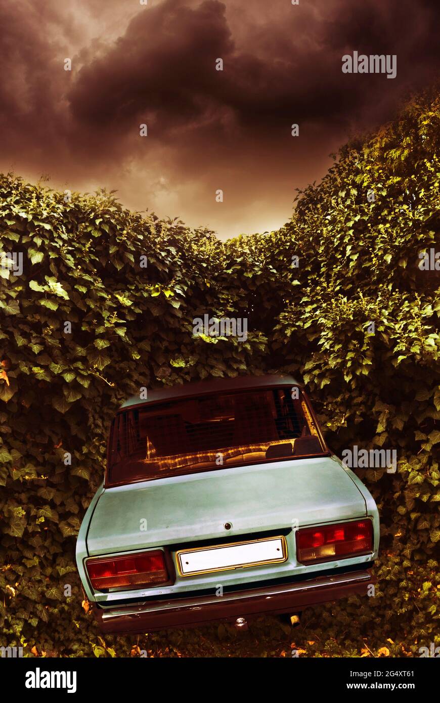 Misteriosa auto retrò Skoda abbandonata Foto Stock