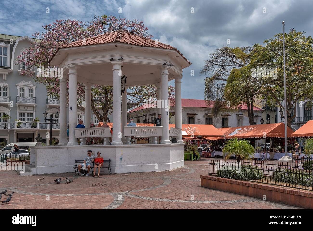 Gabbie di souvenir e il pavilion sulla Plaza de la Independencia, Casco Viejo, quartiere storico della città di Panama Foto Stock