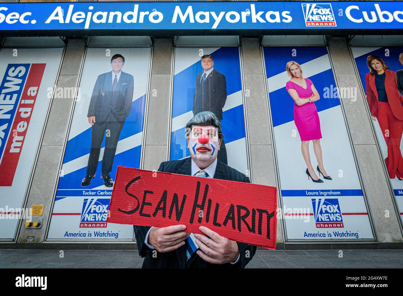 STATI UNITI. 23 Giugno 2021. Un gruppo di attivisti vestiti da clown ha tenuto una protesta di strada il 23 giugno 2021 fuori dalla sede centrale di Fox News a Manhattan. A loro parere, Fox News ha trattato la nostra democrazia come un circo, quindi hanno deciso di portare il circo a casa loro. (Foto di Erik McGregor/Sipa USA) Credit: Sipa USA/Alamy Live News Foto Stock