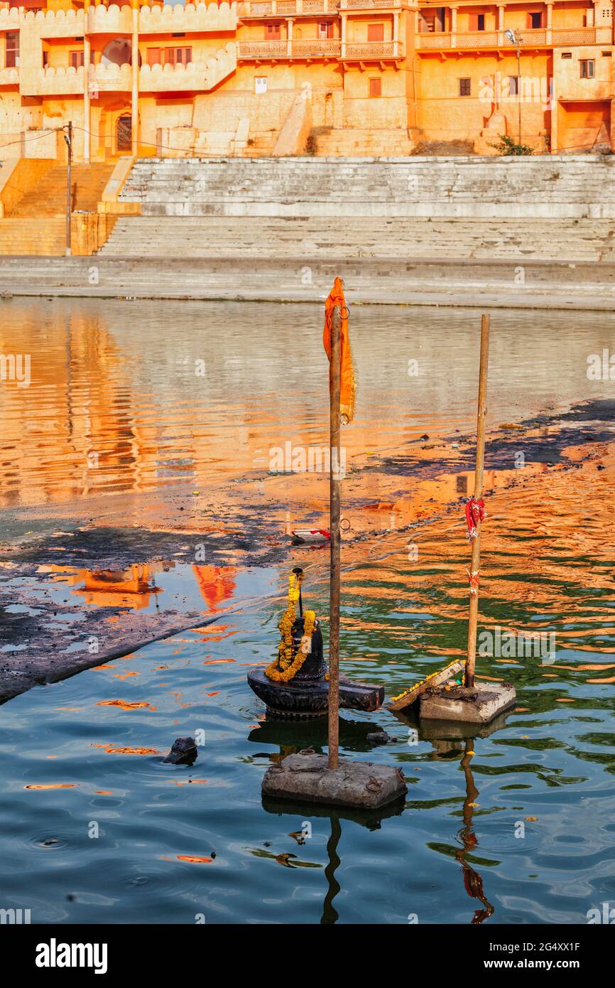 Rappresentazione lingam della divinità indù Shiva usata per il culto nel fiume Kshipra, Ujjain, Madhya Pradesh, india Foto Stock