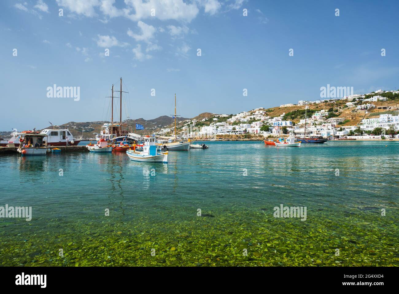 Porto di Mykonos con barche da pesca e yacht e navi, Grecia Foto Stock