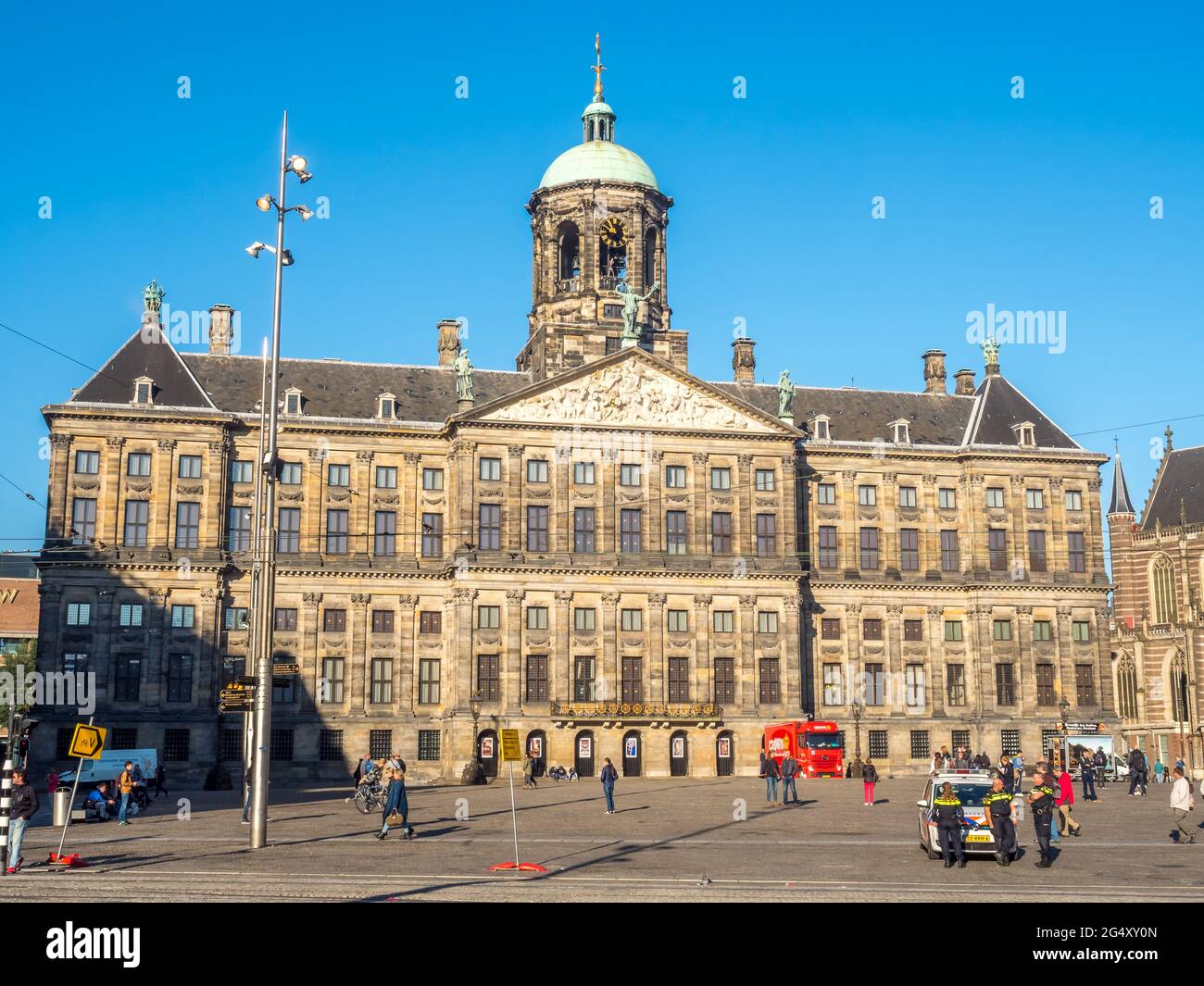 AMSTERDAM - 2 OTTOBRE: La parte anteriore del Palazzo reale in Piazza Dam, Amsterdam, Paesi Bassi, è stato costruito come municipio durante l'età dell'oro olandese nel Foto Stock