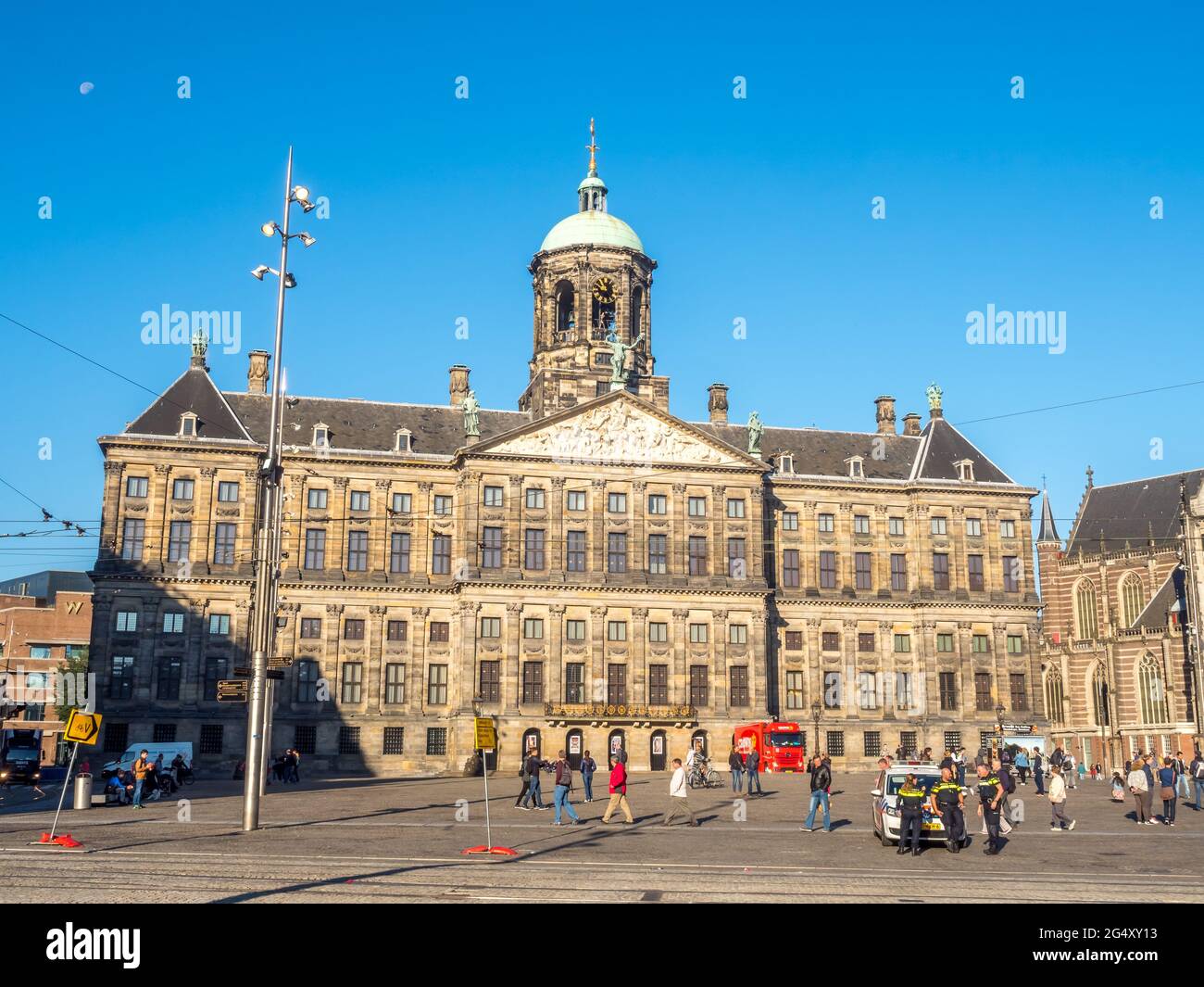 AMSTERDAM - 2 OTTOBRE: La parte anteriore del Palazzo reale in Piazza Dam, Amsterdam, Paesi Bassi, è stato costruito come municipio durante l'età dell'oro olandese nel Foto Stock