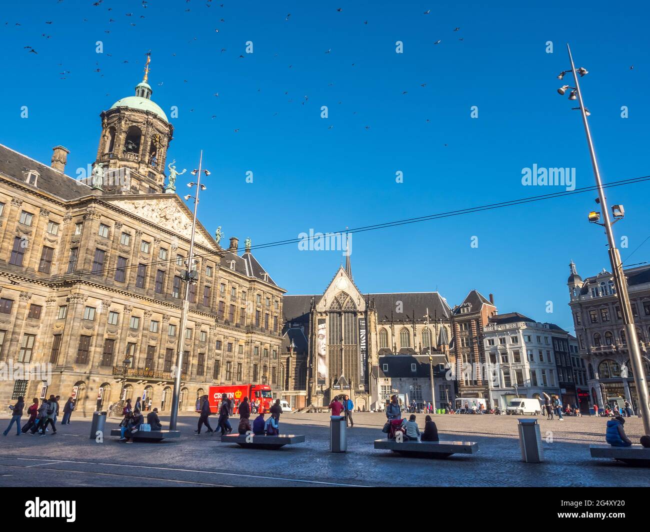 AMSTERDAM - 2 OTTOBRE: La parte anteriore del Palazzo reale in Piazza Dam, Amsterdam, Paesi Bassi, è stato costruito come municipio durante l'età dell'oro olandese nel Foto Stock