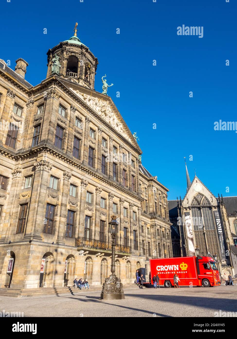 AMSTERDAM - 2 OTTOBRE: La parte anteriore del Palazzo reale in Piazza Dam, Amsterdam, Paesi Bassi, è stato costruito come municipio durante l'età dell'oro olandese nel Foto Stock