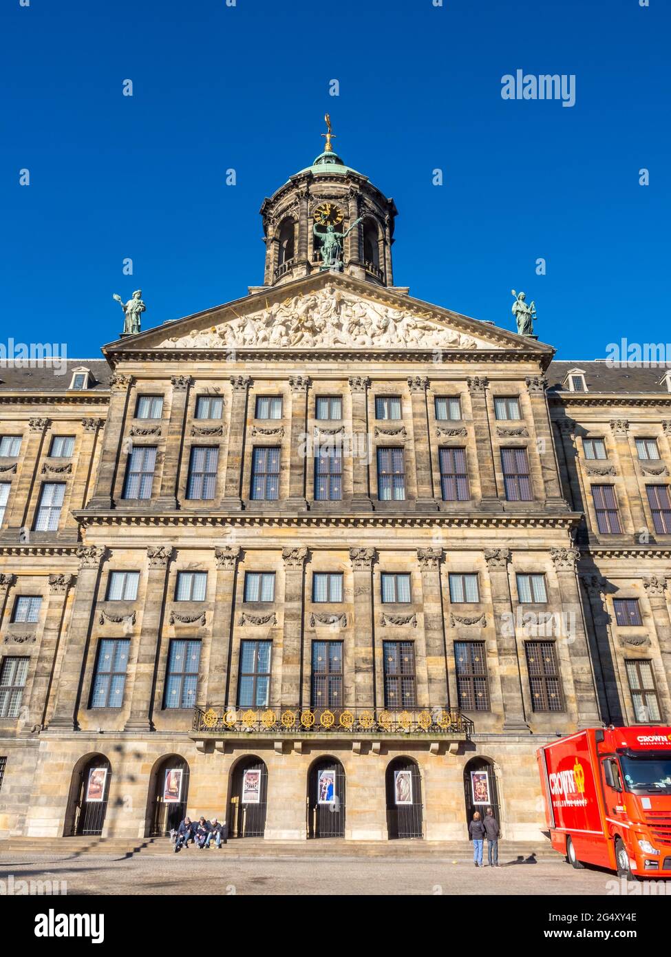 AMSTERDAM - 2 OTTOBRE: La parte anteriore del Palazzo reale in Piazza Dam, Amsterdam, Paesi Bassi, è stato costruito come municipio durante l'età dell'oro olandese nel Foto Stock