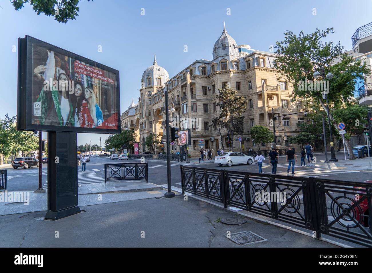 Affissioni pubblicitarie nel Baku centrale, Azerbaigian. 12.06.21 Foto Stock