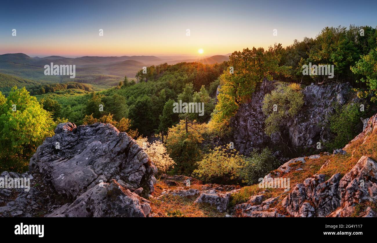 Incredibile paesaggio di montagna con vivaci colorato tramonto sul cielo nuvoloso, naturale all'aperto sullo sfondo di viaggio. Bellezza Mondo. Foto Stock