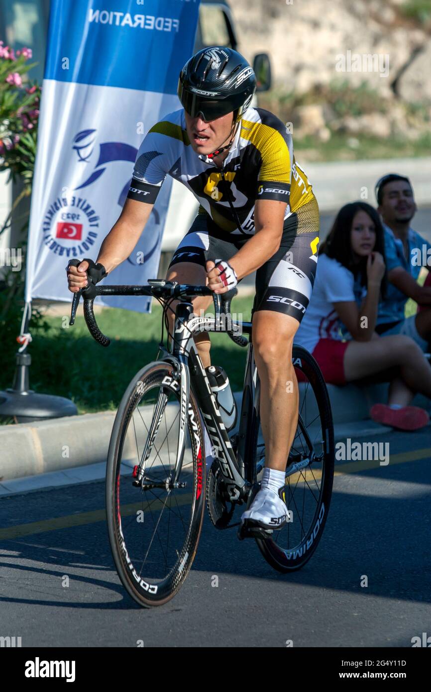 Un ciclista maschile corre lungo una strada durante l'evento di prova a tempo ai Campionati Turchi nazionali di ciclismo su strada a Pamukkale in Turchia. Foto Stock