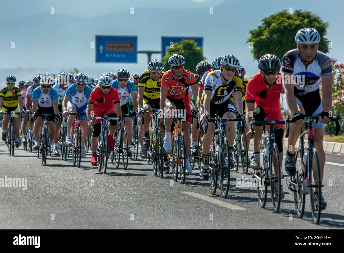 I ciclisti maschili percorrono un'autostrada durante i Campionati Turchi nazionali di ciclismo su strada a Denizli in Turchia. Foto Stock