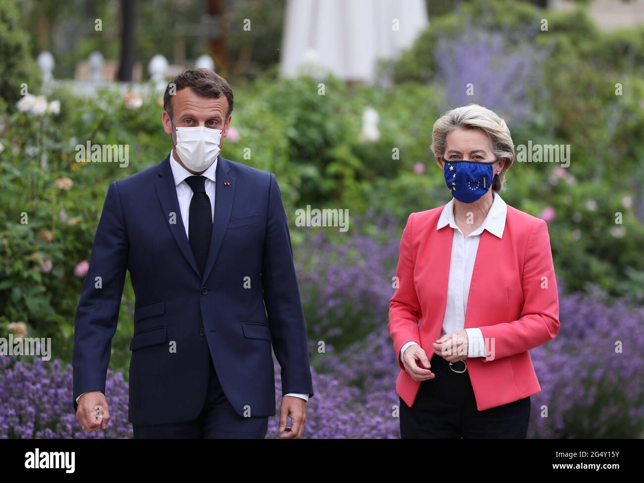 Parigi, Francia. 23 Giugno 2021. Il presidente francese Emmanuel Macron (L) dà il benvenuto al presidente della Commissione europea Ursula von der Leyen al Palazzo Elysee a Parigi il 23 giugno 2021. Mercoledì il presidente della Commissione europea Ursula von der Leyen ha chiuso la prima tappa della sua visita in 12 membri dell'UE che hanno approvato i loro piani nazionali di ripresa. A Parigi, Ursula von der Leyen ha annunciato che la Francia riceverà 39.4 miliardi di euro in sovvenzioni. Credit: Gao Jing/Xinhua/Alamy Live News Foto Stock