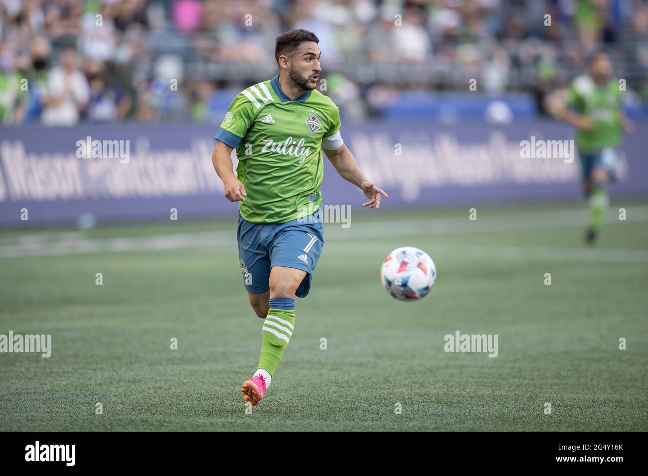 Il centrocampista dei Seattle Sounders Cristian Roldan (7) corre con la palla durante la prima metà di una partita MLS contro il Real Salt Lake a Lumen Field, Foto Stock