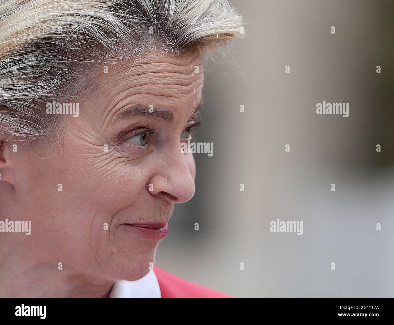 Parigi, Francia. 23 Giugno 2021. Il presidente della Commissione europea Ursula von der Leyen partecipa a una conferenza stampa al Palazzo Elysee a Parigi il 23 giugno 2021. Mercoledì il presidente della Commissione europea Ursula von der Leyen ha chiuso la prima tappa della sua visita in 12 membri dell'UE che hanno approvato i loro piani nazionali di ripresa. A Parigi, Ursula von der Leyen ha annunciato che la Francia riceverà 39.4 miliardi di euro in sovvenzioni. Credit: Gao Jing/Xinhua/Alamy Live News Foto Stock