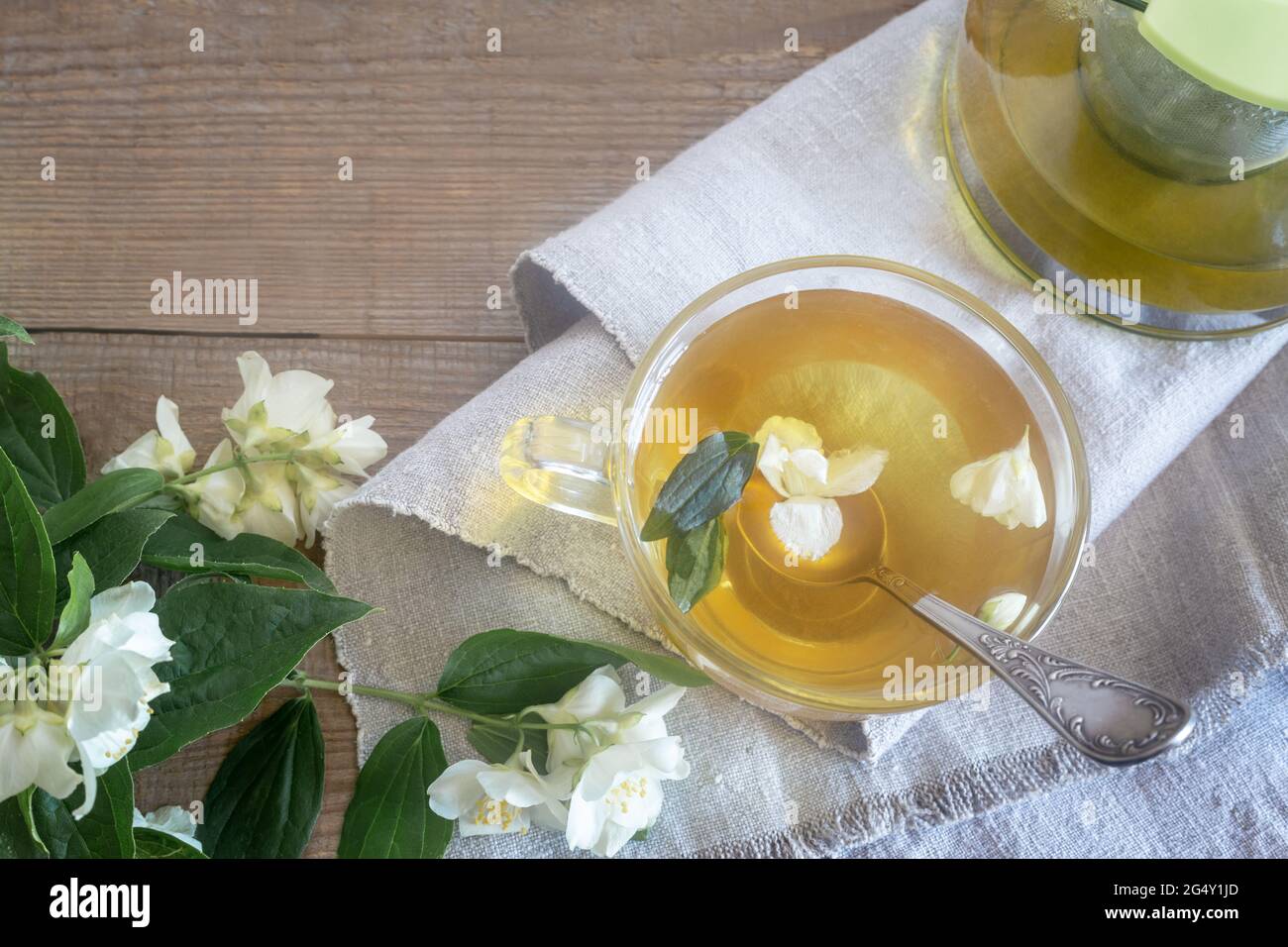 Tè con petali di fiori bianchi e foglie di gelsomino Foto Stock