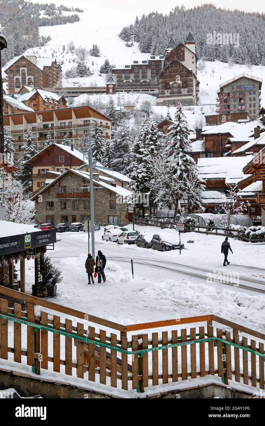 Les Deux Alpes (alpi francesi, Francia sud-orientale): La stazione sciistica coperta di neve in inverno. Basso tasso di occupazione e pochi turisti durante il coronavir Foto Stock