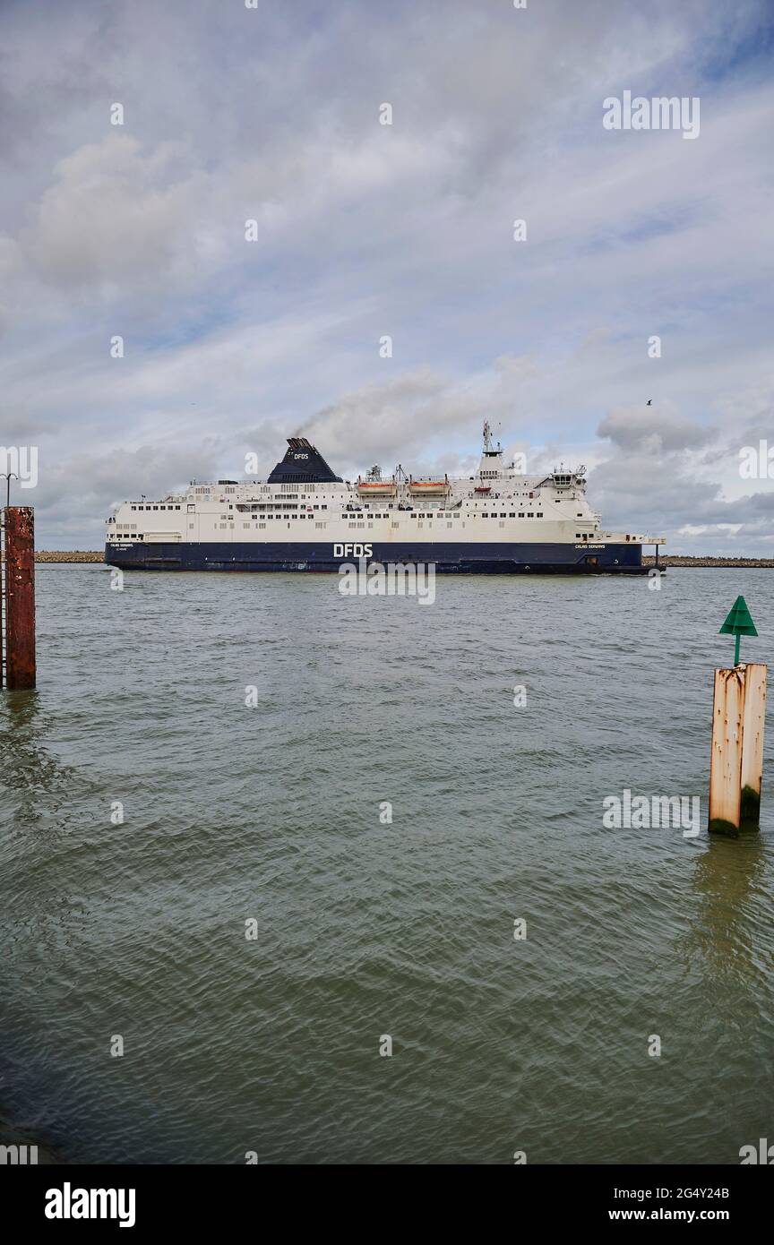Calais (Francia settentrionale): Traghetto DFDS che arriva al terminal "Transmanche" Foto Stock