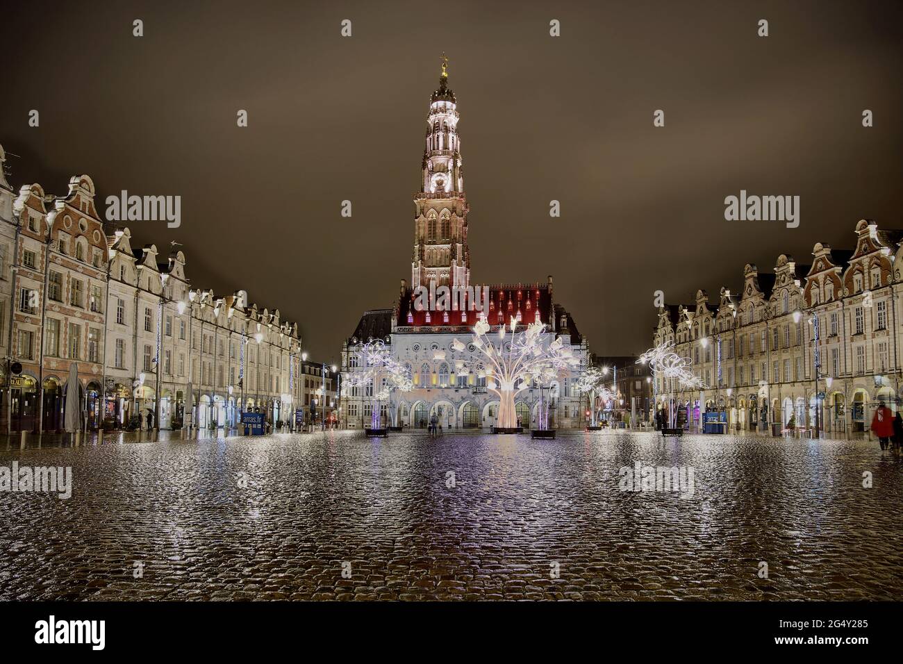 Arras (Francia settentrionale), 2020/12/21. Luci natalizie su Place des Heros e sul municipio. Foto Stock