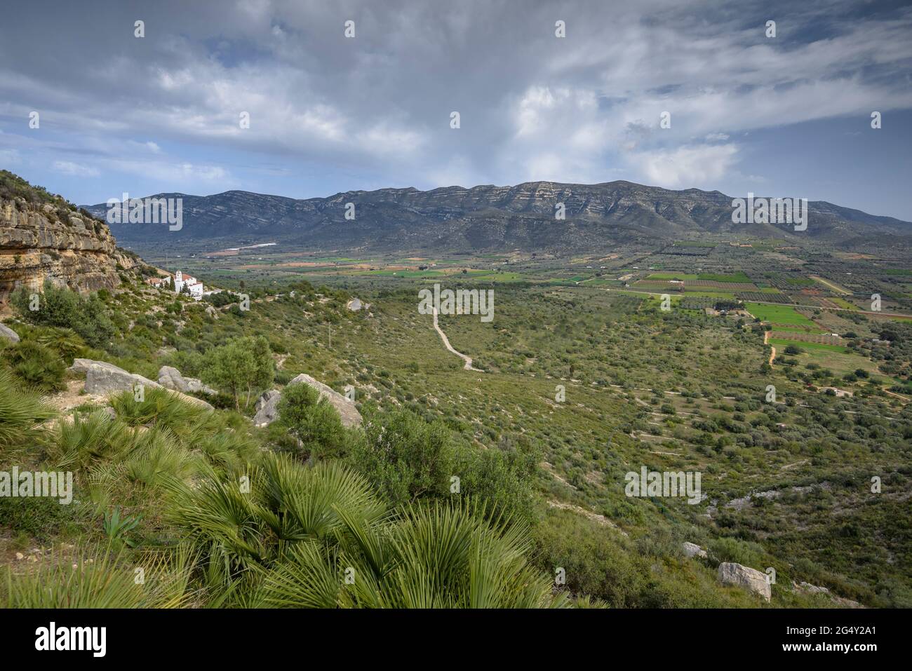 La Pietat Hermitage (la pietà) nella catena montuosa della Godall. Sullo sfondo, la gamma Montsià (Ulldecona, Tarragona, Catalogna, Spagna) Foto Stock