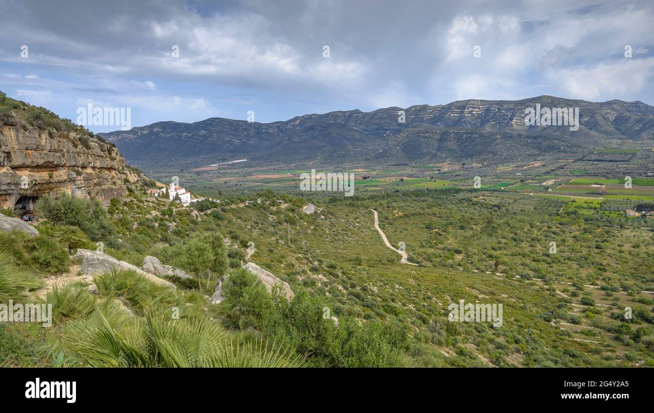 La Pietat Hermitage (la pietà) nella catena montuosa della Godall. Sullo sfondo, la gamma Montsià (Ulldecona, Tarragona, Catalogna, Spagna) Foto Stock