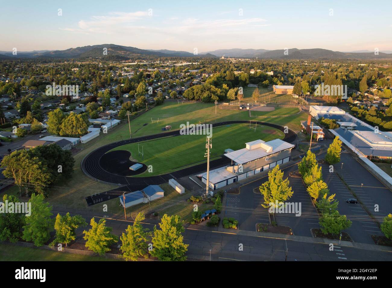 Una vista aerea di Silke Field nel campus della Springfield High School, mercoledì 23 giugno 2021, a Springfield, Oreg. Foto Stock
