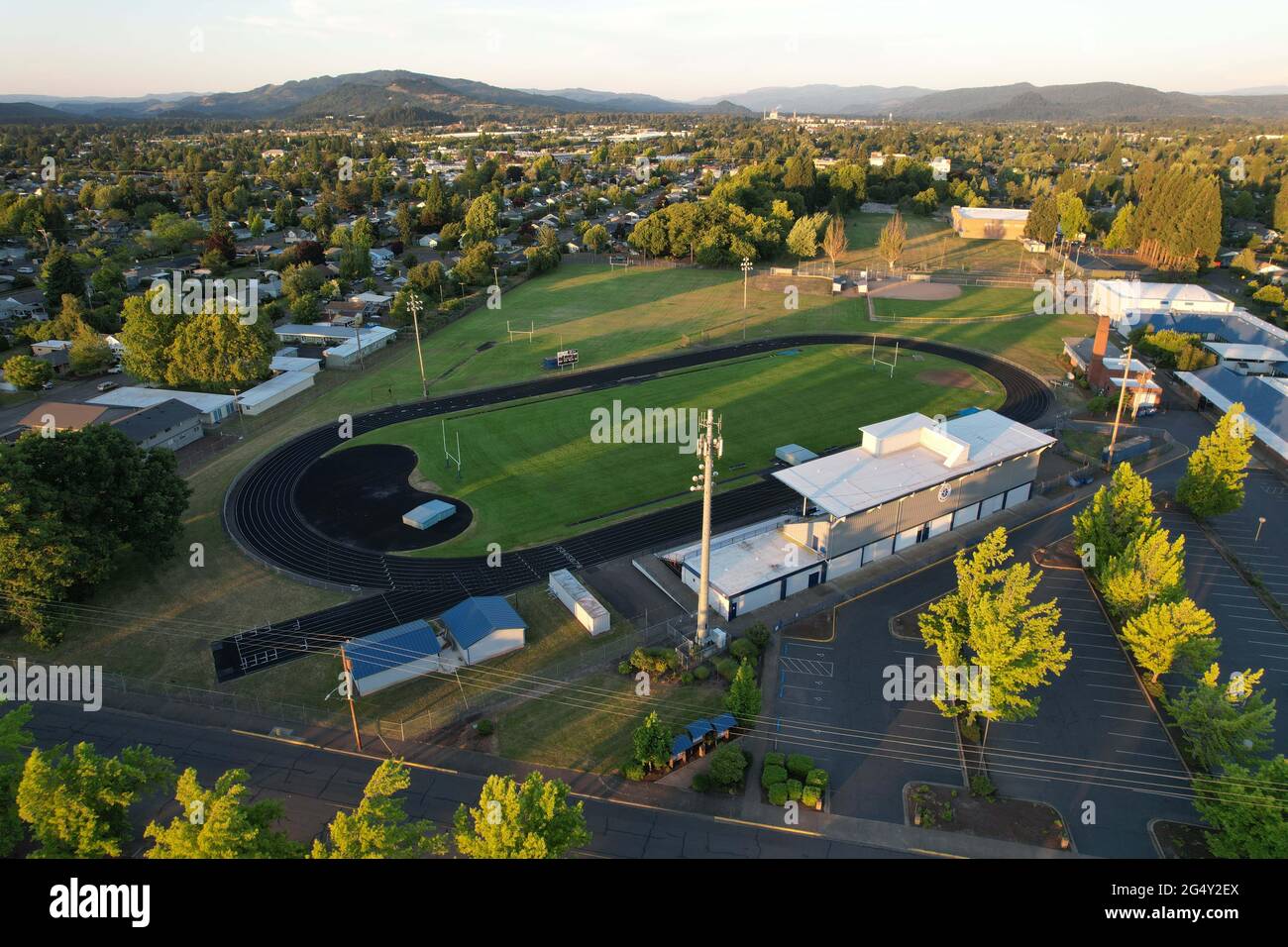 Una vista aerea di Silke Field nel campus della Springfield High School, mercoledì 23 giugno 2021, a Springfield, Oreg. Foto Stock