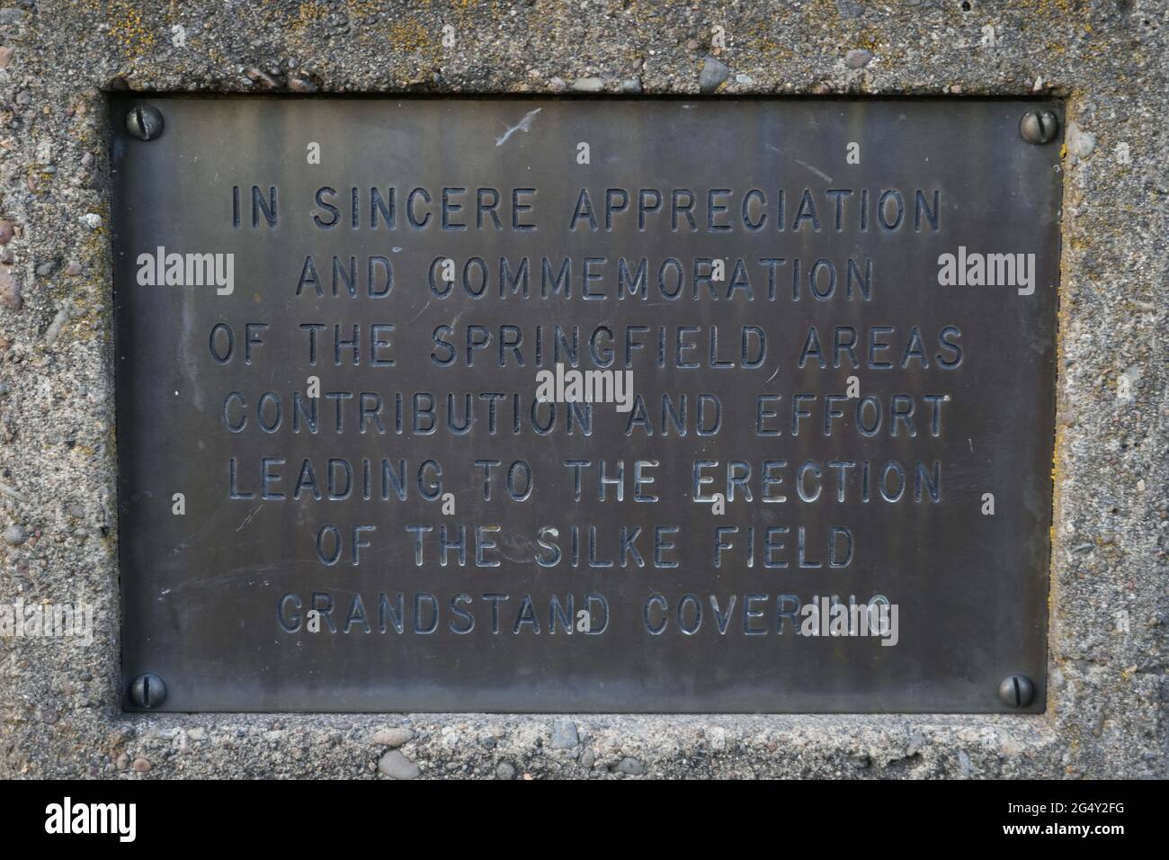 Una lapide commemorativa di completamento della costruzione della tribuna al Silke Field nel campus della Springfield High School, mercoledì 23 giugno 2021, a Sprin Foto Stock