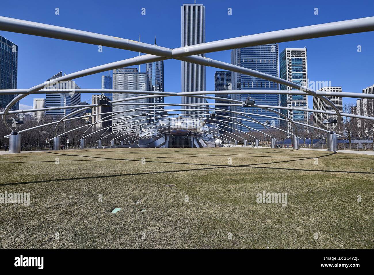 Stati Uniti, Illinois, Chicago: Nel centro del Millennium Park, il Jay Pritzker Pavilion, un'enorme bandshell progettata dall'architetto Frank Gehry, WIT Foto Stock