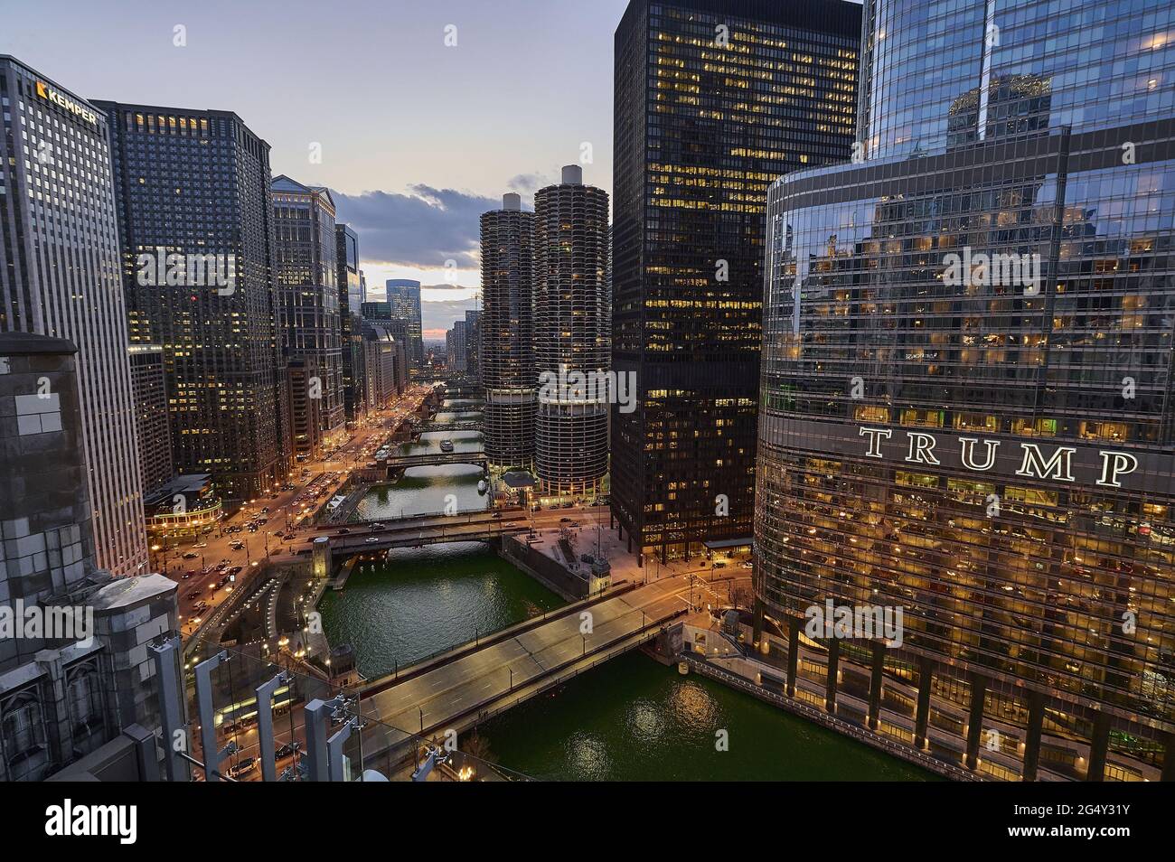 Stati Uniti, Illinois, Chicago: Vista notturna del Loop e del fiume Chicago dalla terrazza del London House Hotel. Sullo sfondo, a destra Foto Stock