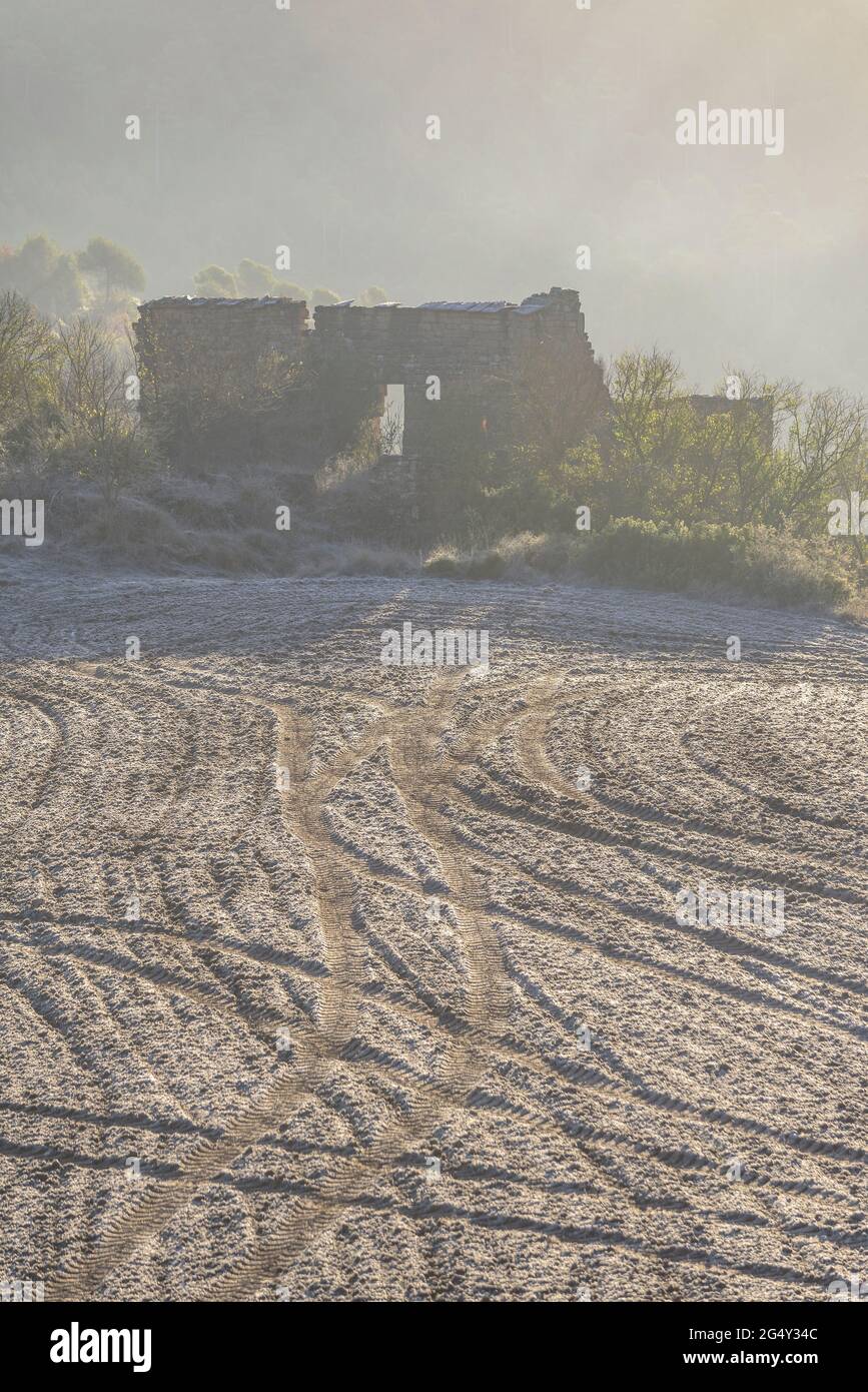 Castello di Solivella in un'alba invernale fredda e gelida (Navàs, Barcellona, Catalogna, Spagna) ESP: Castillo de Solivella en un amanecer de invierno Frío Foto Stock