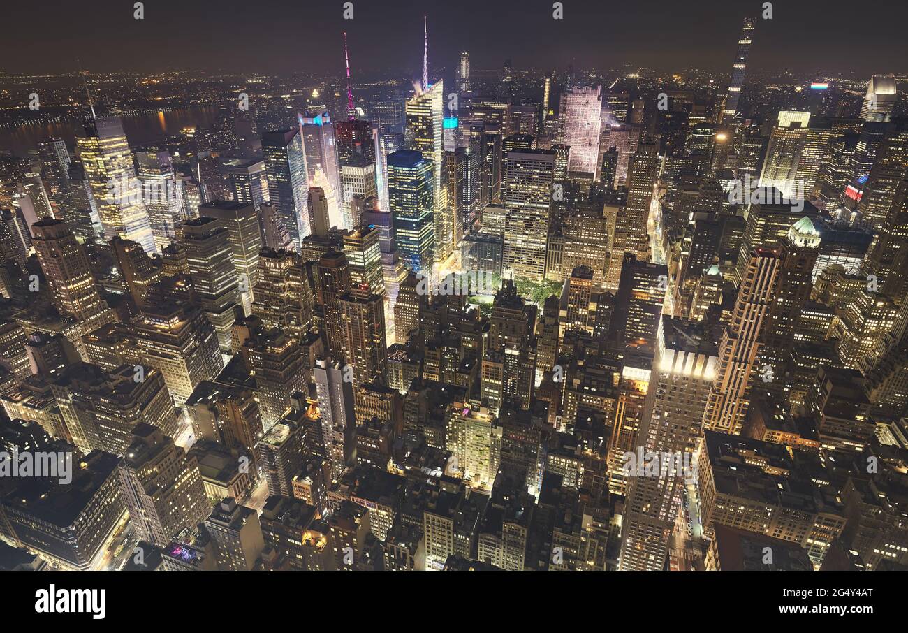 Vista aerea del paesaggio urbano di Manhattan in una notte frizzante, New York City, USA. Foto Stock