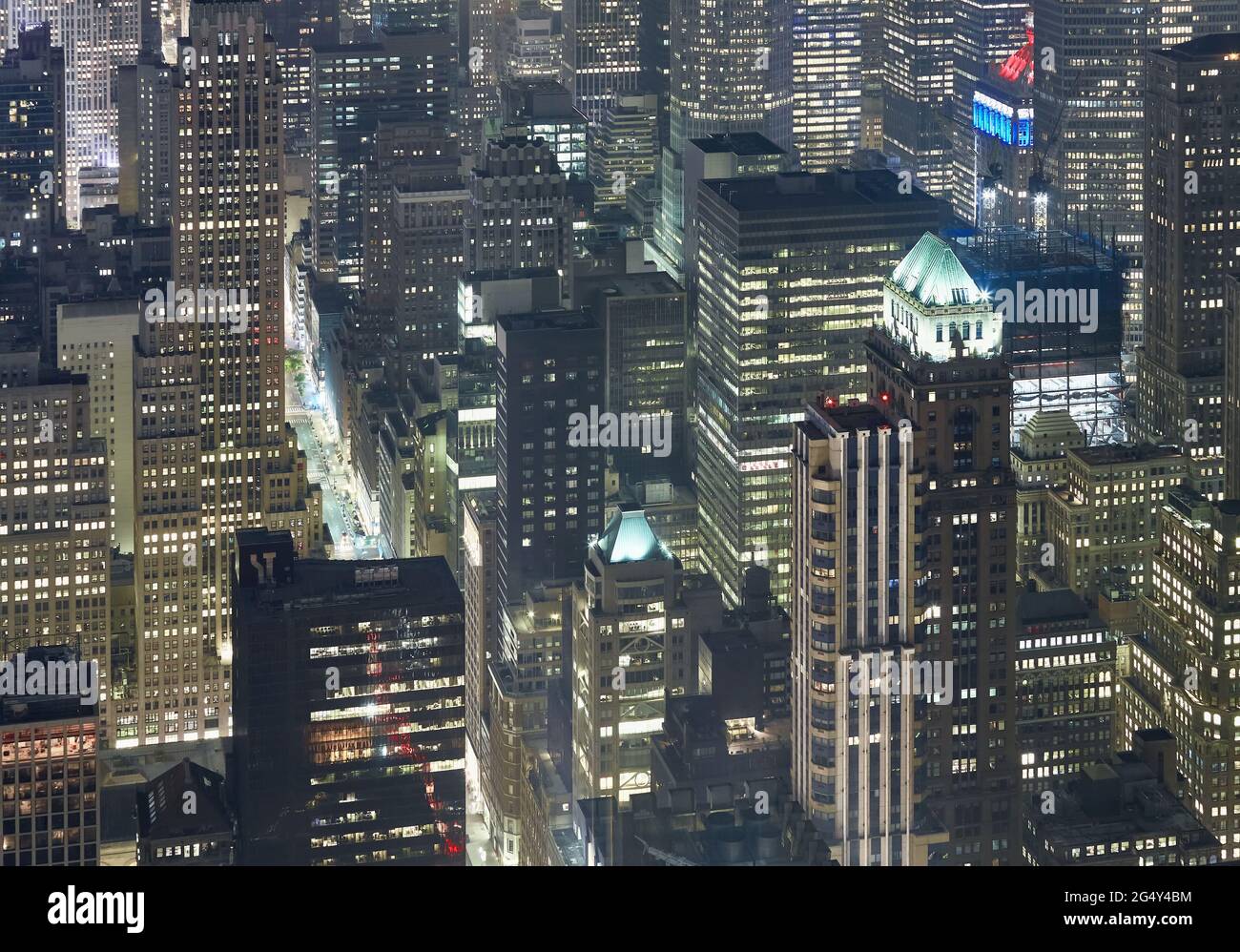 Vista aerea del paesaggio urbano di Manhattan in una notte frizzante, New York City, USA. Foto Stock