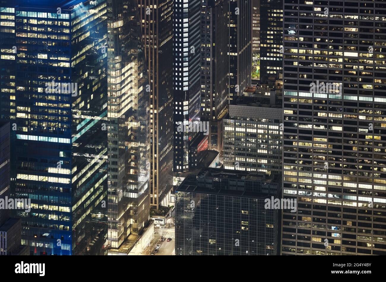 Vista aerea degli uffici di Manhattan di notte, New York City, USA. Foto Stock