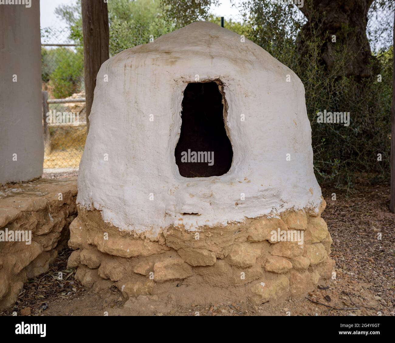 Visita all'insediamento iberico di la Moleta del Remei, in Alcanar. Ricostruzione di un forno iberico (Tarragona, Catalogna, Spagna) Foto Stock