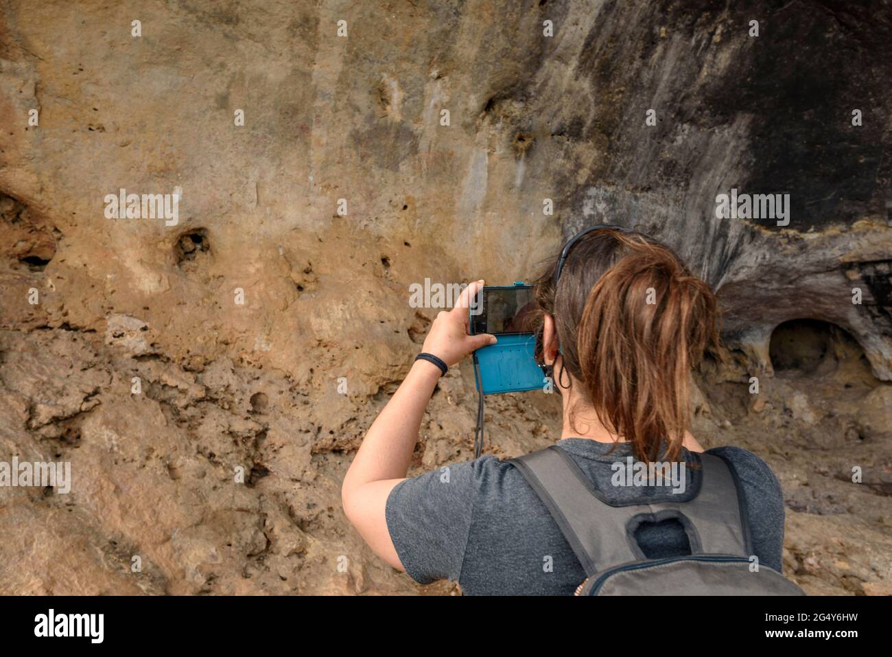 Visita alle pitture rupestri neolitiche dell'Abrics de l'Ermita, a Ulldecona, un sito patrimonio dell'umanità dell'UNESCO (Tarragona, Catalogna, Spagna) Foto Stock