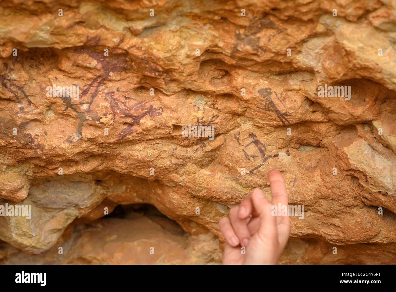 Visita alle pitture rupestri neolitiche dell'Abrics de l'Ermita, a Ulldecona, un sito patrimonio dell'umanità dell'UNESCO (Tarragona, Catalogna, Spagna) Foto Stock