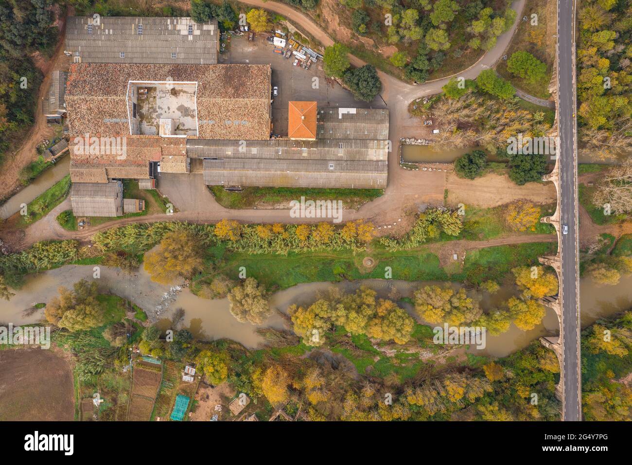 Vista aerea della città della società Cal Forcada e del fiume Llobregat a Navàs in autunno (Bages, Barcellona, Catalogna, Spagna) Foto Stock
